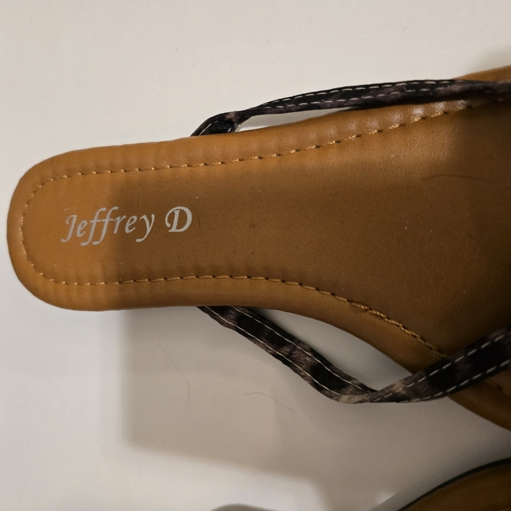 JEFFERY D Flip Flop Sandals Flower Decal in Animal Print w Silver Hardware Sz 7 - Picture 9 of 13